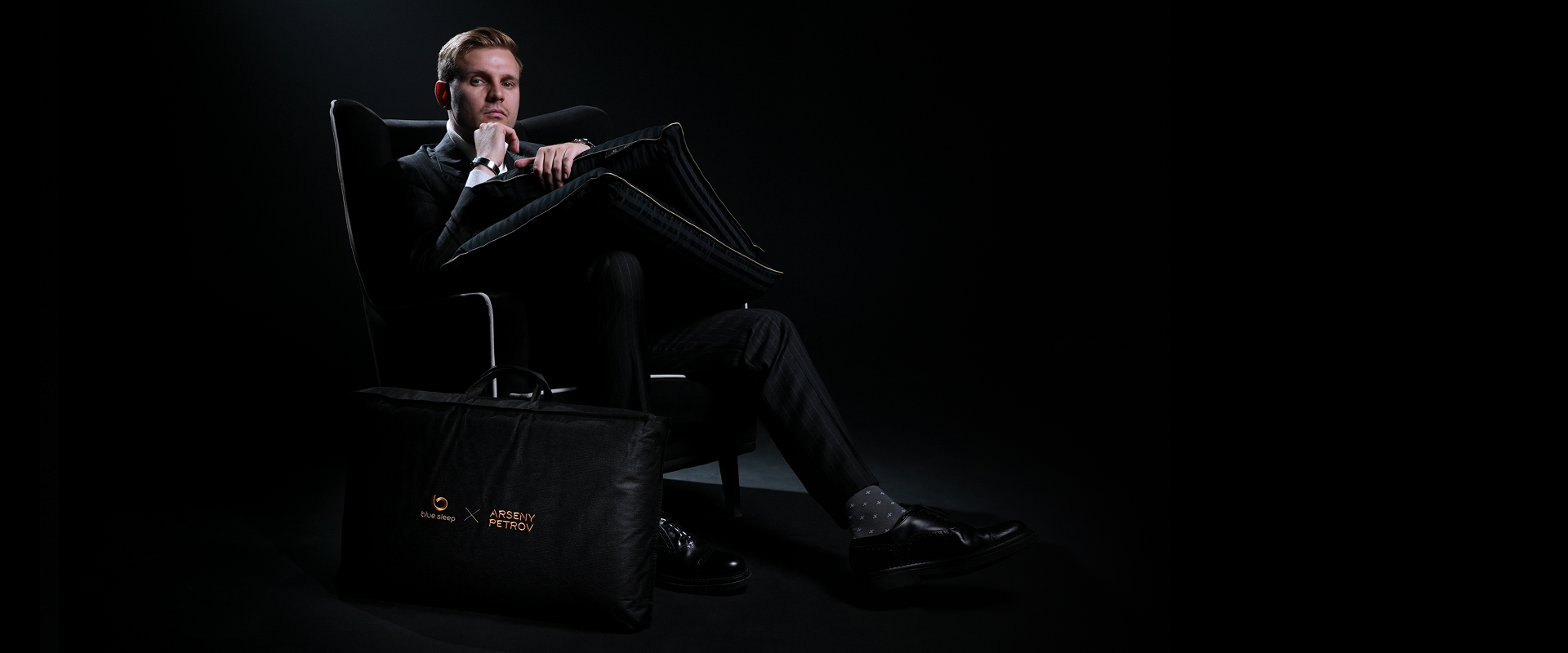 подушка blue sleep tulip Black x Arseny Petrov