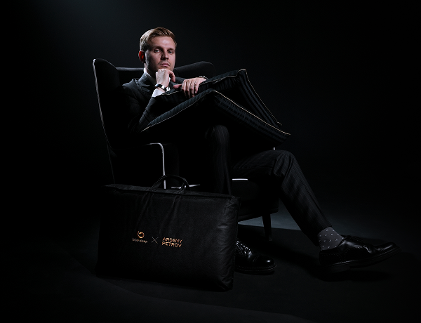 подушка blue sleep tulip Black x Arseny Petrov