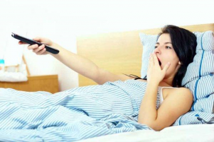 Почему опасно спать с включенным телевизором